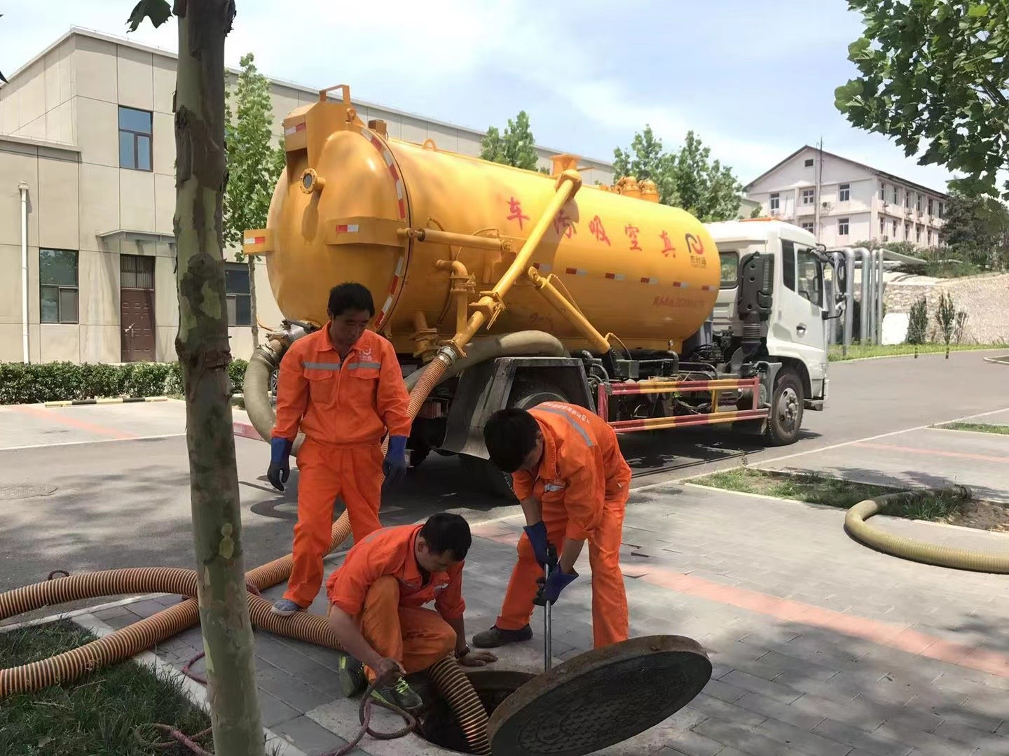 海棠管道疏通车停在窨井附近