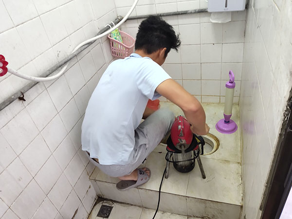 海棠管道堵塞冒臭气 专业师傅现场解决问题