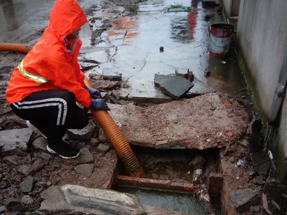 海棠专业清理污水池 炜誉市政以规范流程守护城市 “肠道”