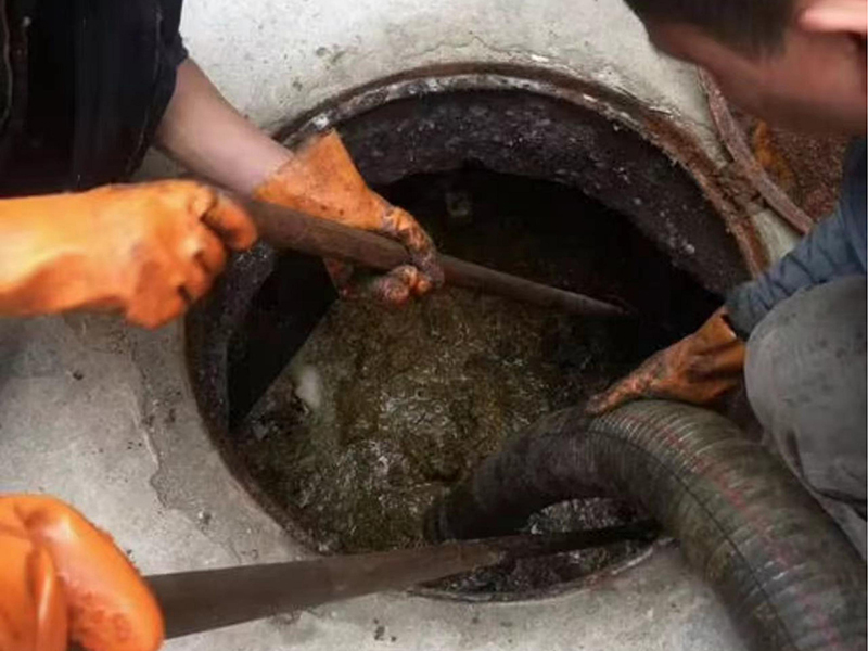 海棠清理化粪池时如何避免沼气的危害?